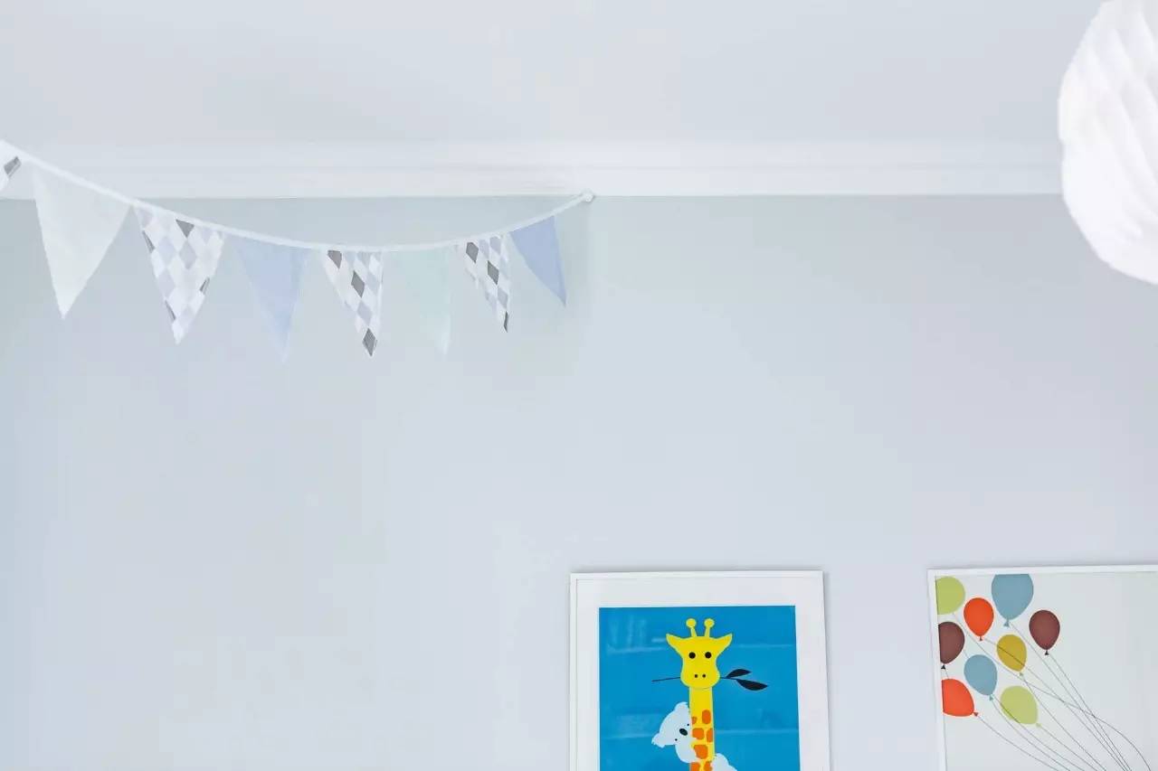 一家三口住一间小房布置,一家三口住三房一厅怎么布置房间