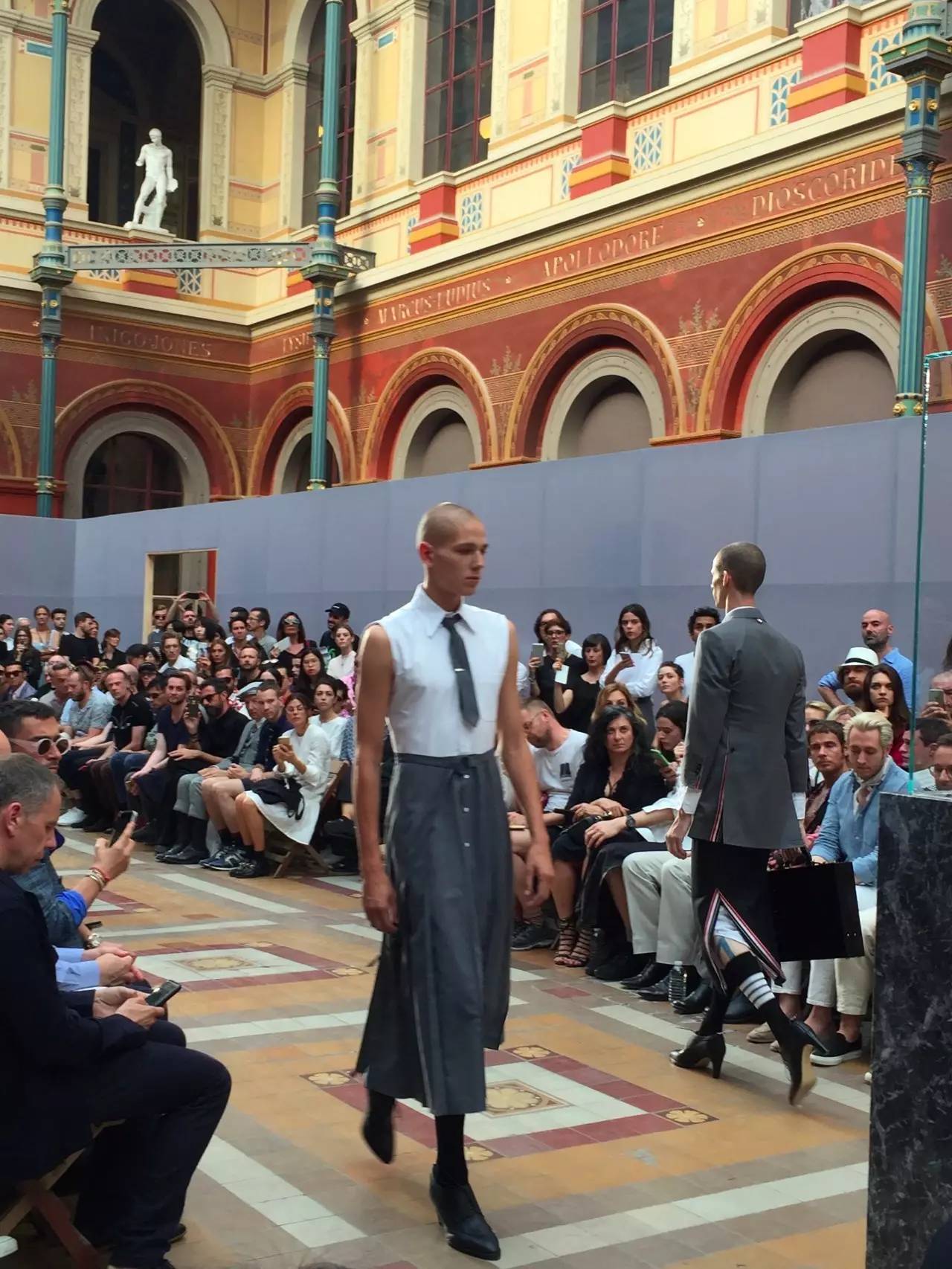 vetements联名耐克,vetements联名版