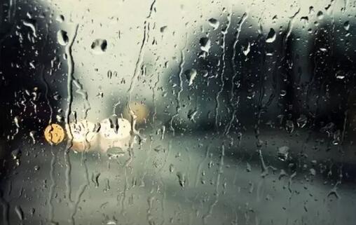 他吹了一夜风扇脚趾就肿得比山核桃还大夏天防暑也要注意健康