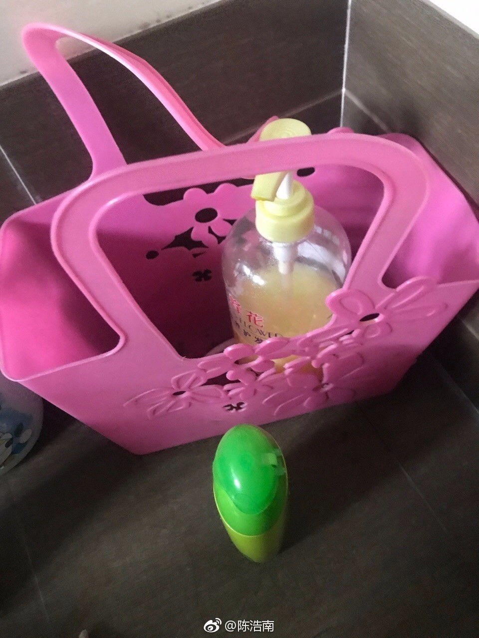 水煮｜一双塑料凉鞋4000块，洗澡筐4300……信阳的小伙伴不要惊讶，这些时尚大牌你都拥有过！