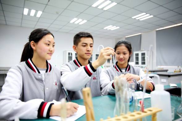 开办六年，首届高三毕业生二本上线率达到98%，这所贵阳高中有点猛