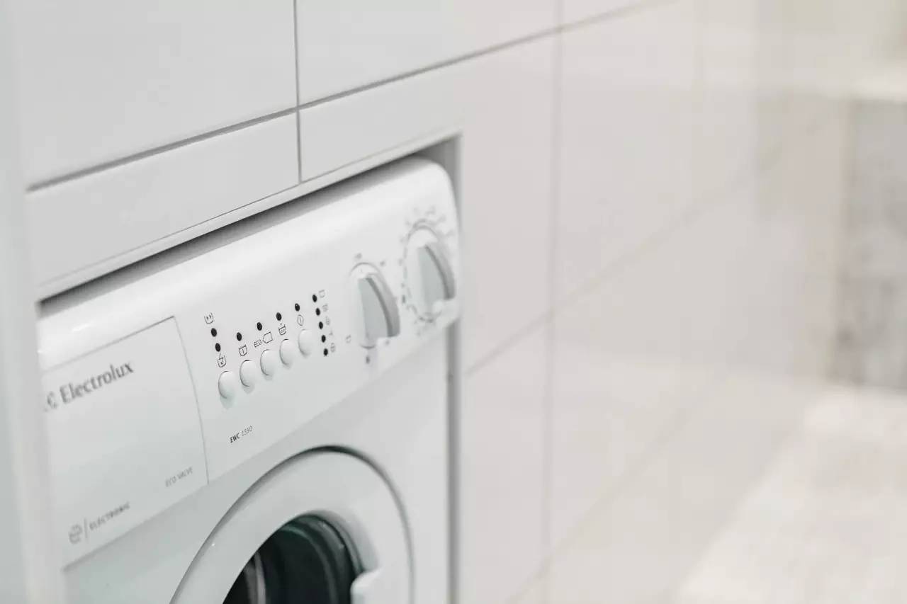 一家三口住一间小房布置,一家三口住三房一厅怎么布置房间