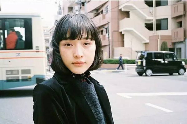 模特面部表情和动作,模特摆姿僵硬怎么拍摄