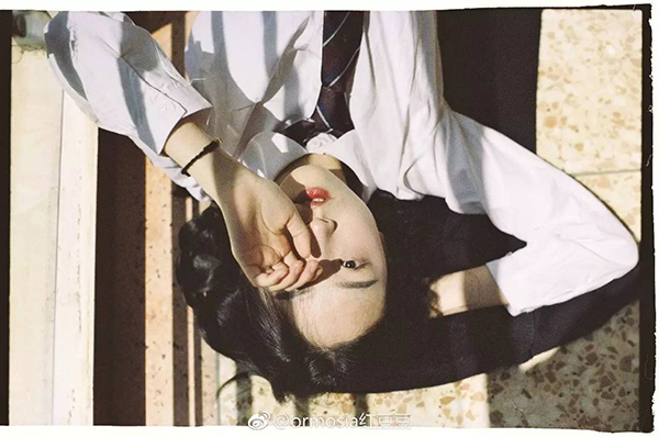 模特面部表情和动作,模特摆姿僵硬怎么拍摄