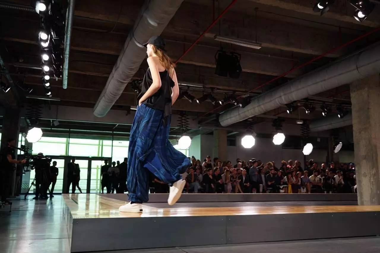 vetements联名耐克,vetements联名版