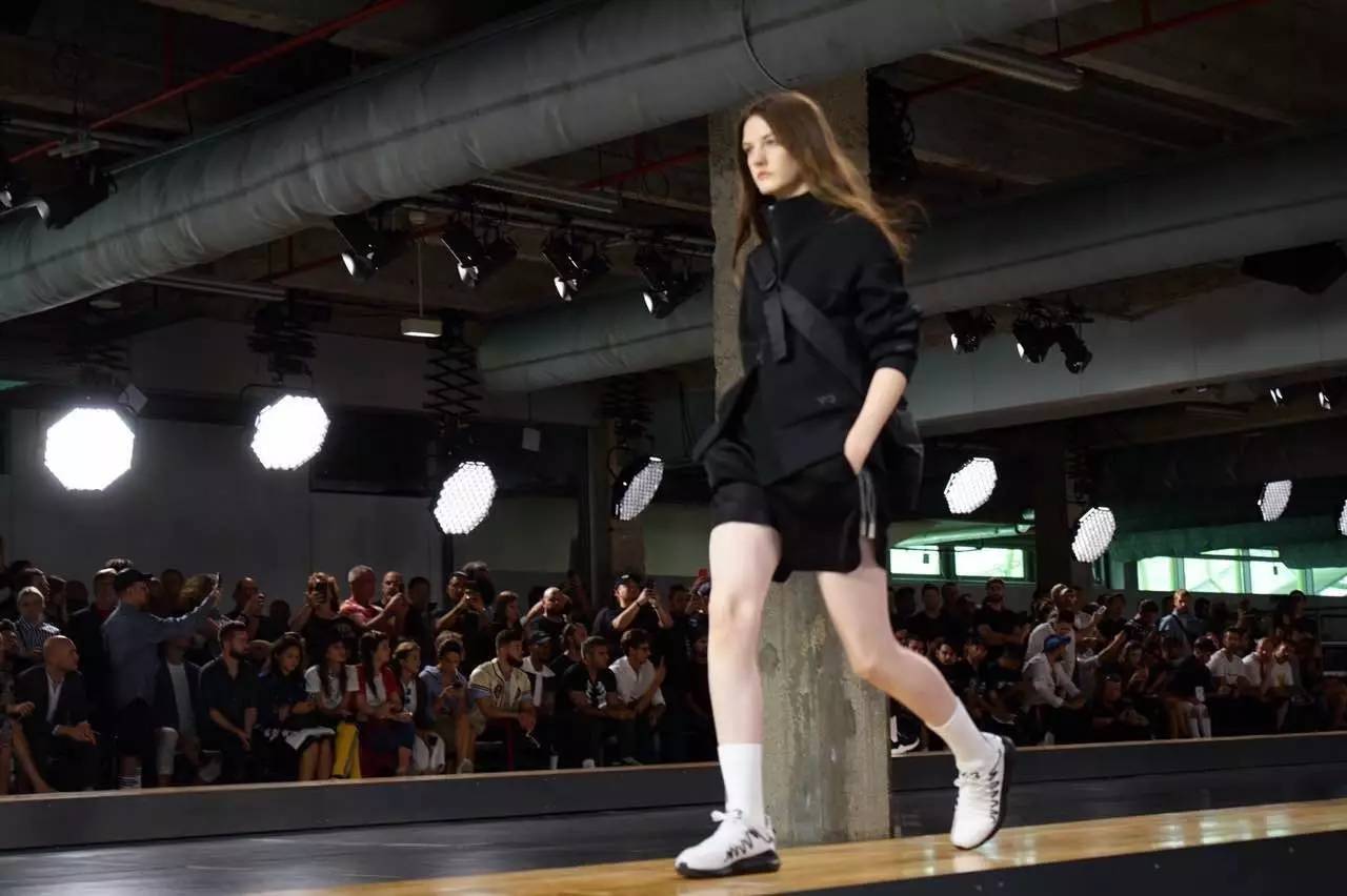 vetements联名耐克,vetements联名版