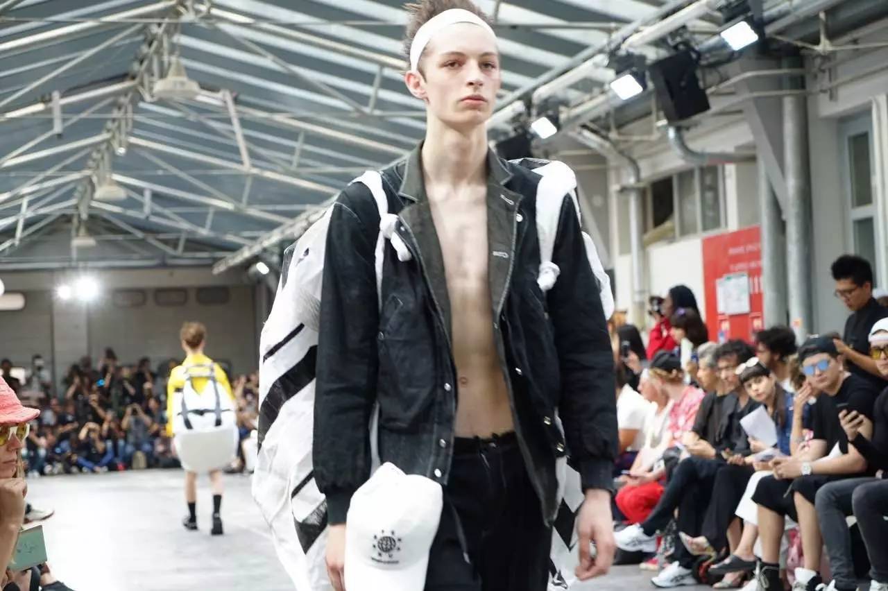 vetements联名耐克,vetements联名版