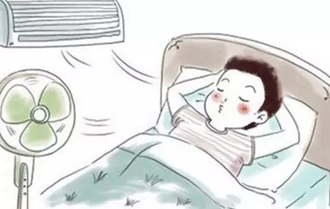 他吹了一夜风扇脚趾就肿得比山核桃还大夏天防暑也要注意健康