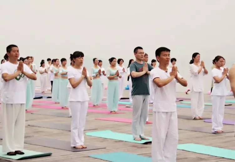 美翻了！数百人齐秀瑜伽，“绘”成宛陵湖畔最美风景！