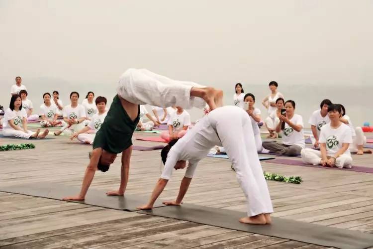 美翻了！数百人齐秀瑜伽，“绘”成宛陵湖畔最美风景！