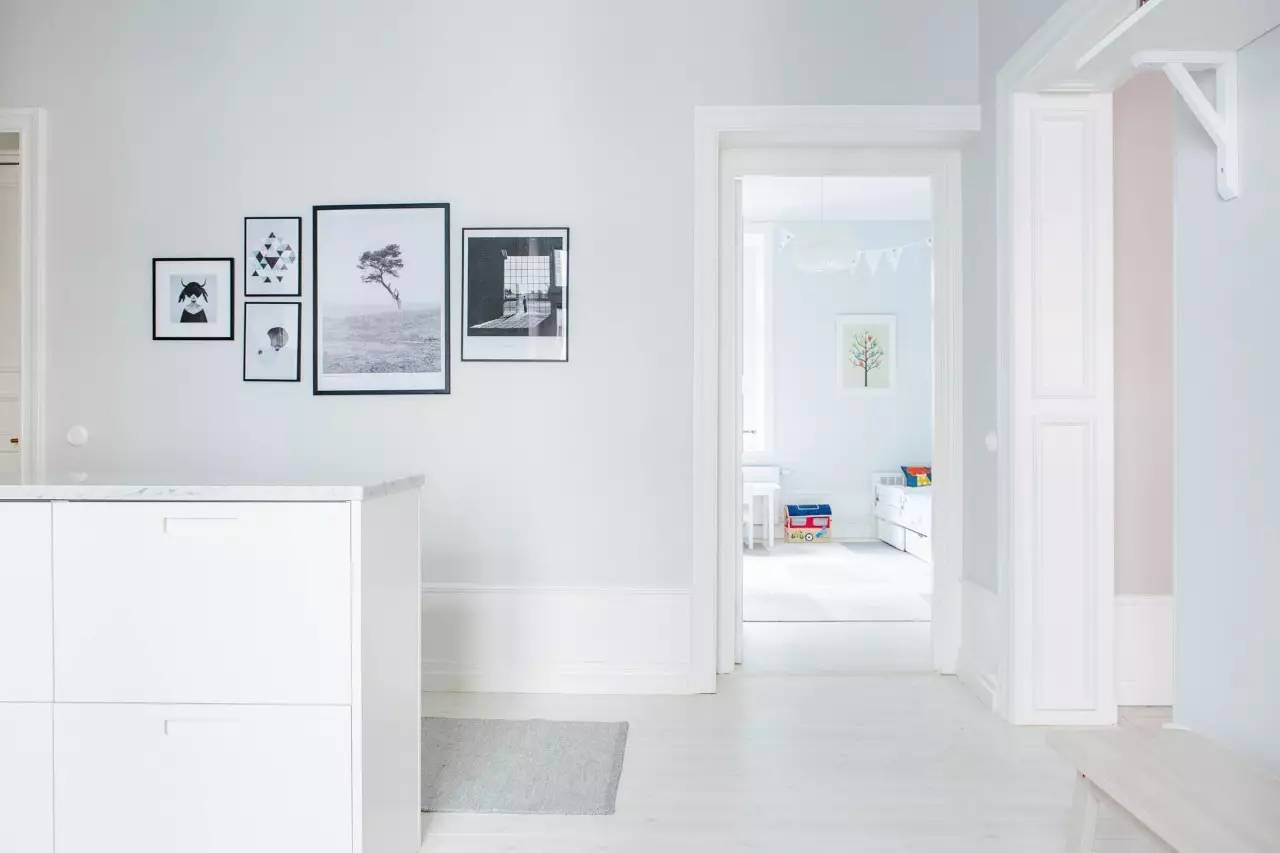 一家三口住一间小房布置,一家三口住三房一厅怎么布置房间