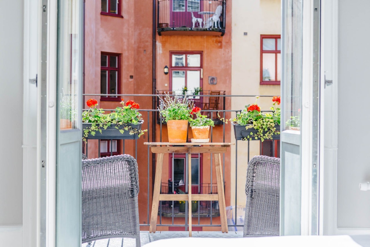 一家三口住一间小房布置,一家三口住三房一厅怎么布置房间