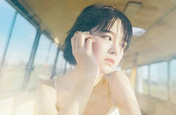 模特面部表情和动作,模特摆姿僵硬怎么拍摄