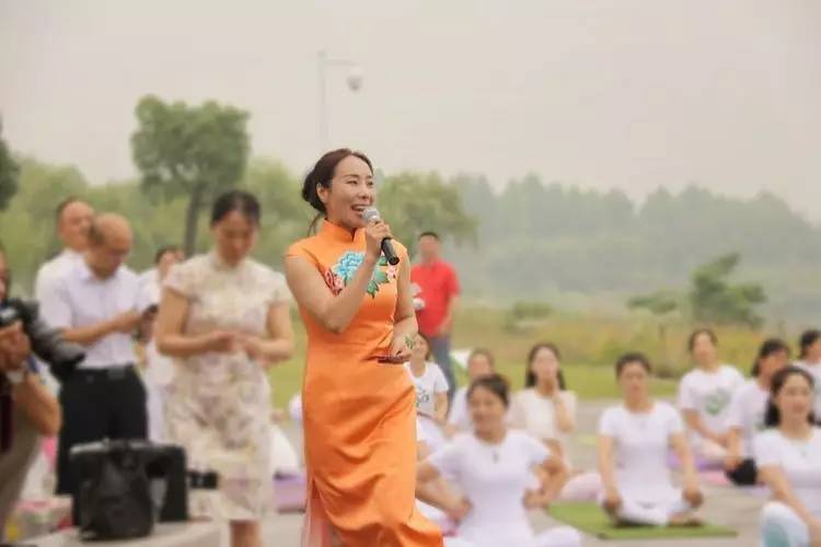 美翻了!数百人齐秀瑜伽,“绘”成宛陵湖畔最美风景!