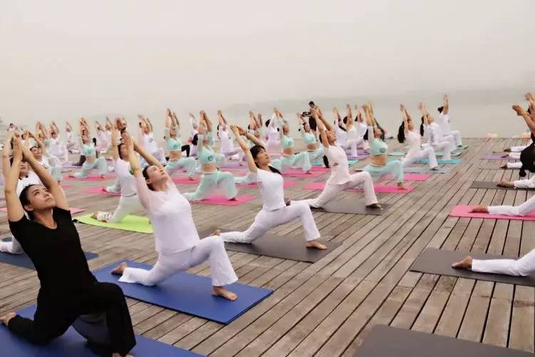 美翻了！数百人齐秀瑜伽，“绘”成宛陵湖畔最美风景！