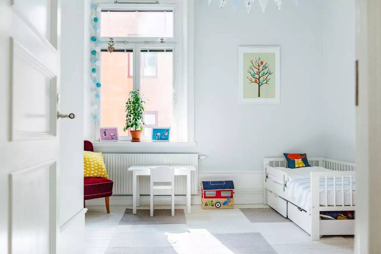 一家三口住一间小房布置,一家三口住三房一厅怎么布置房间