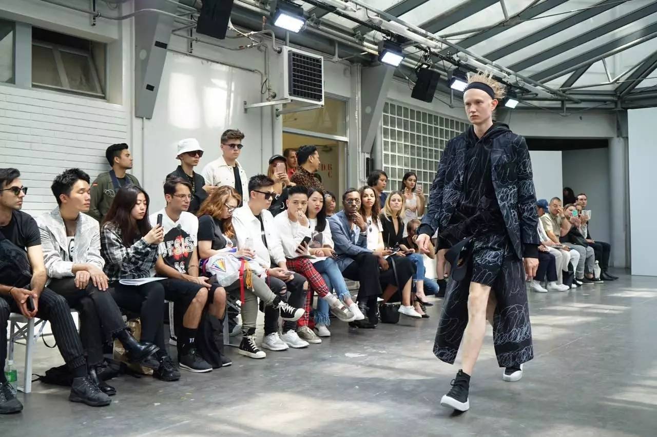 vetements联名耐克,vetements联名版