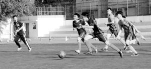 校园体育激扬青春活力,校园足球点亮梦想