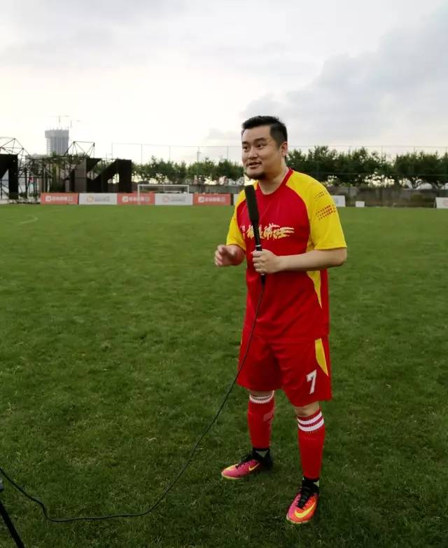 关注｜电影《谁是球王》友谊赛在上海举行毕节草根足球队代表的“谁是球王”队2：1胜出