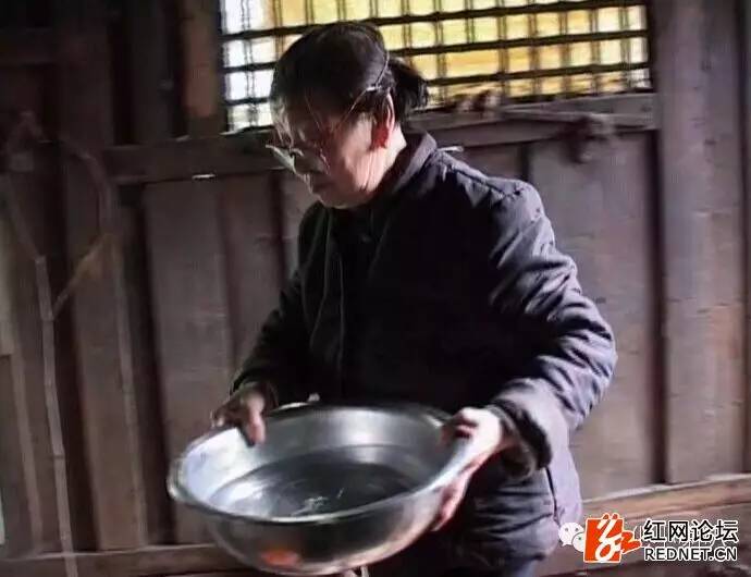 安化一老街居然藏了一位80岁绝美女理发师!