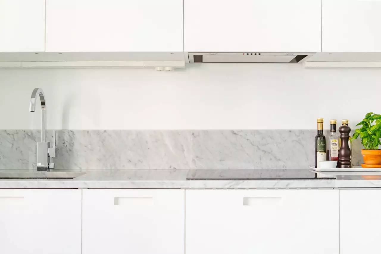 一家三口住一间小房布置,一家三口住三房一厅怎么布置房间