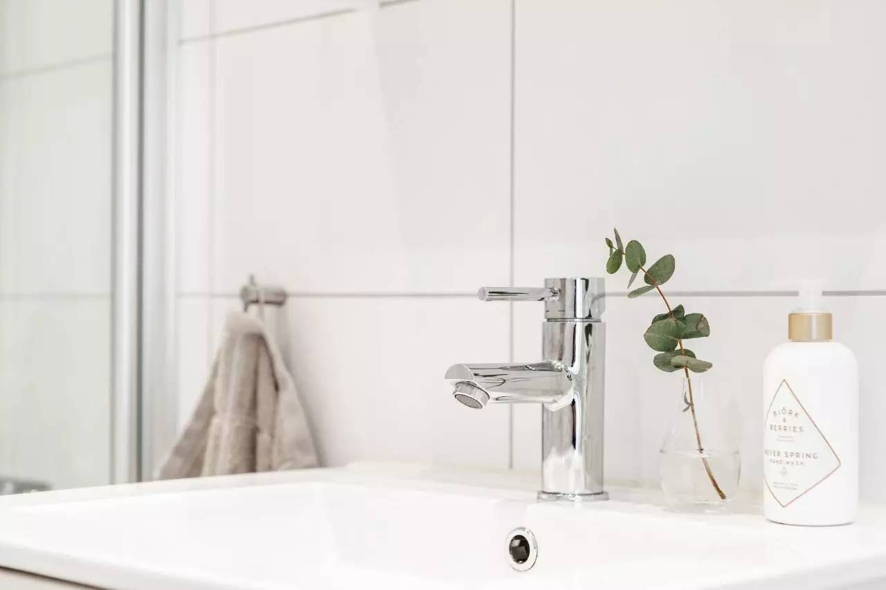 一家三口住一间小房布置,一家三口住三房一厅怎么布置房间