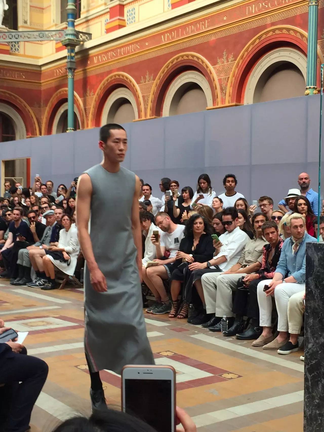 vetements联名耐克,vetements联名版