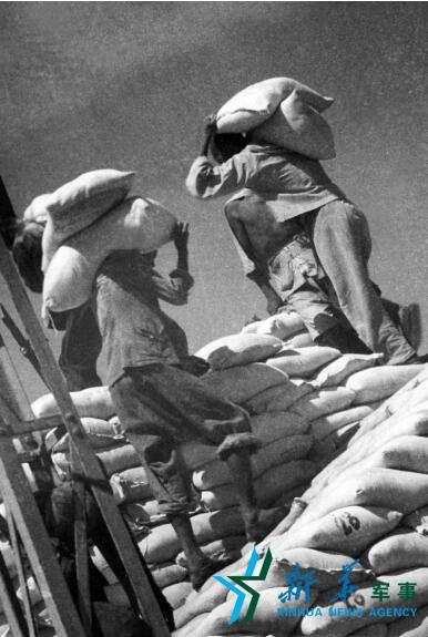 方大曾拍摄图片,方大曾在绥远前线采访时的留影