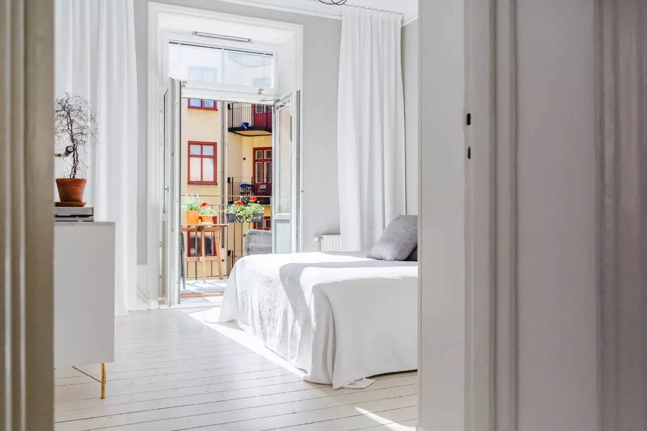 一家三口住一间小房布置,一家三口住三房一厅怎么布置房间