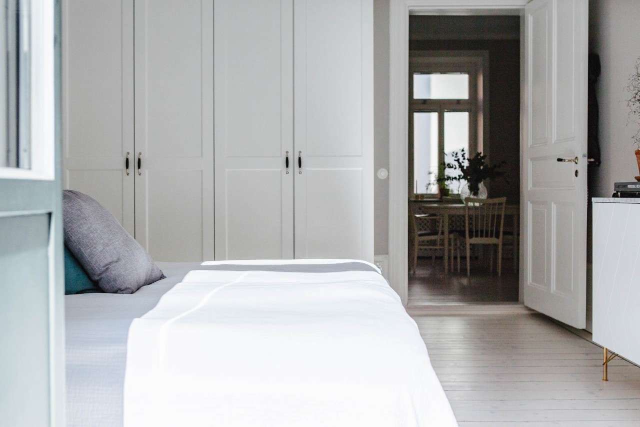 一家三口住一间小房布置,一家三口住三房一厅怎么布置房间