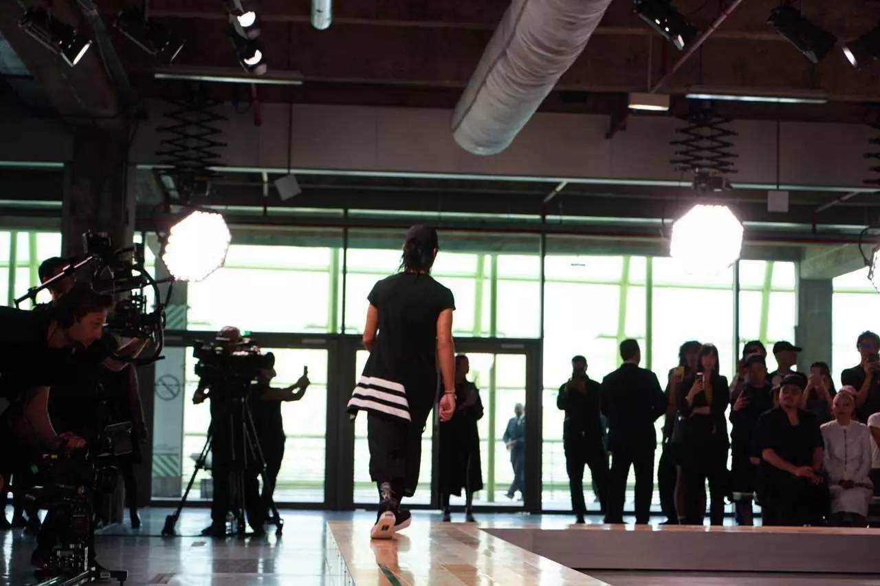 vetements联名耐克,vetements联名版