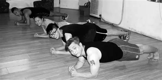 单练平板支撑能练出腹肌吗,平板支撑能练腹肌马甲线么