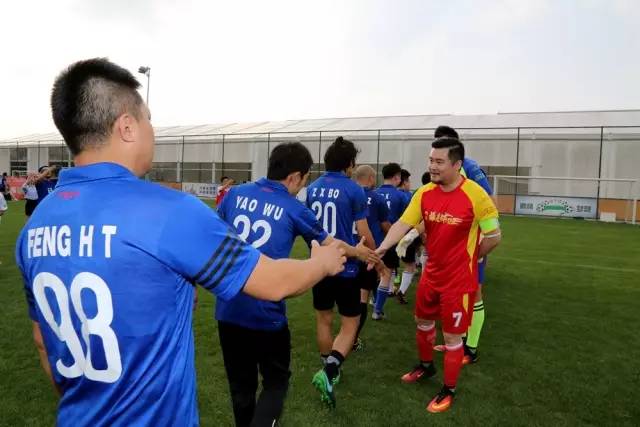 关注｜电影《谁是球王》友谊赛在上海举行毕节草根足球队代表的“谁是球王”队2：1胜出
