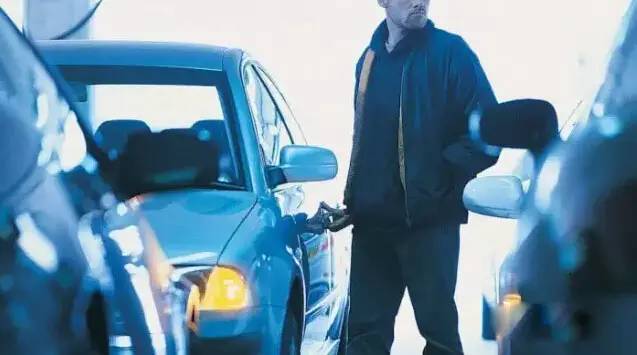 车门把手被人塞了硬币怎么办,车的门把手被夹了硬币怎么办