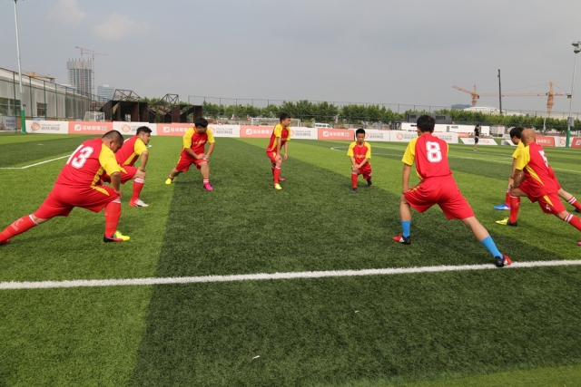 关注｜电影《谁是球王》友谊赛在上海举行毕节草根足球队代表的“谁是球王”队2：1胜出