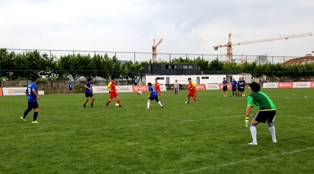 关注｜电影《谁是球王》友谊赛在上海举行毕节草根足球队代表的“谁是球王”队2：1胜出