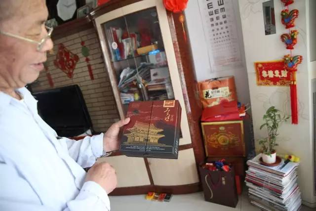 中国烟标收藏第一人,曾经的老烟民收藏的烟标