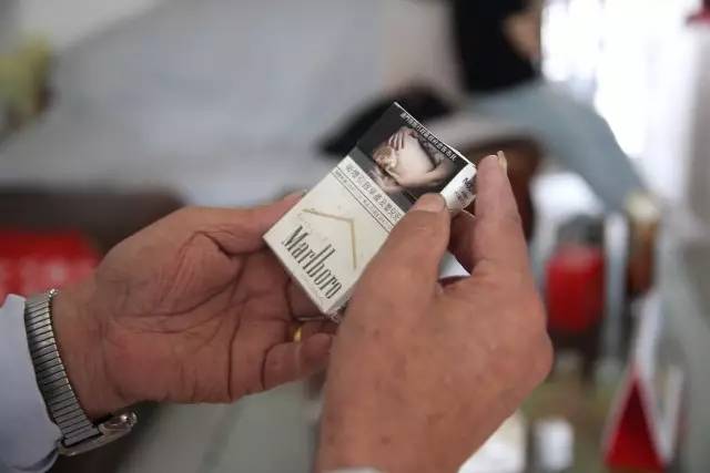 中国烟标收藏第一人,曾经的老烟民收藏的烟标