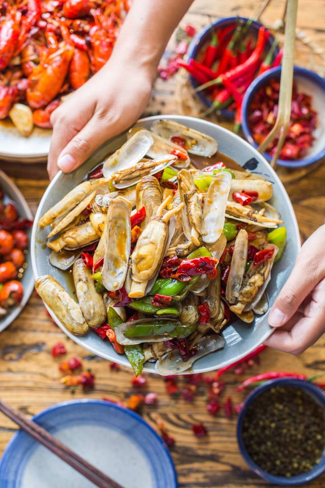 没有“马砂”怎么办？在白堤路这家天津范儿的“吃货大食堂”里，烧烤、火锅、麻小、炒海鲜可以轮番PK到凌晨2点！