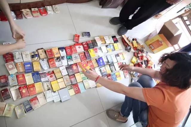 中国烟标收藏第一人,曾经的老烟民收藏的烟标