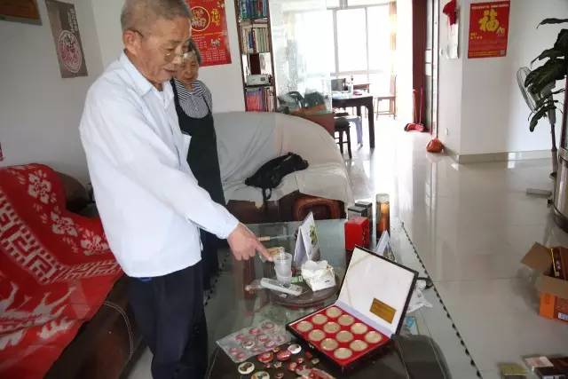 中国烟标收藏第一人,曾经的老烟民收藏的烟标