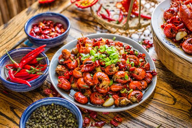 没有“马砂”怎么办？在白堤路这家天津范儿的“吃货大食堂”里，烧烤、火锅、麻小、炒海鲜可以轮番PK到凌晨2点！