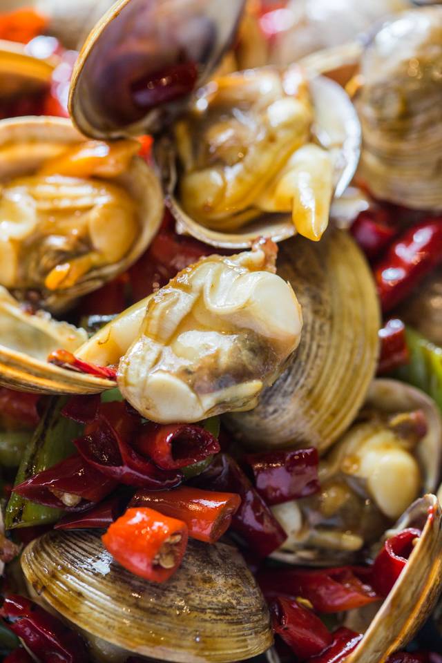 没有“马砂”怎么办？在白堤路这家天津范儿的“吃货大食堂”里，烧烤、火锅、麻小、炒海鲜可以轮番PK到凌晨2点！