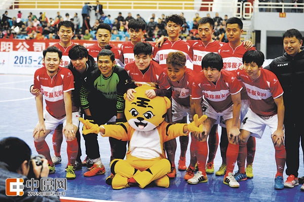 洛阳“足球嘉年华”如约上演球迷狂欢嗨翻全场