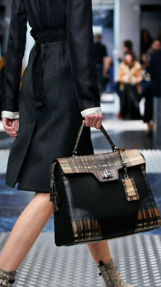 怎么选择第一只奢侈品包,如何选择包包