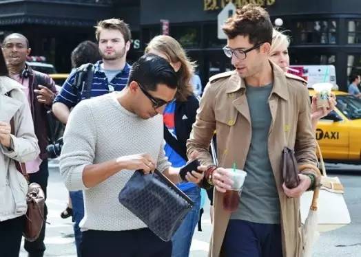 哪个大牌包包男士好看又实用,目前比较流行的男士包