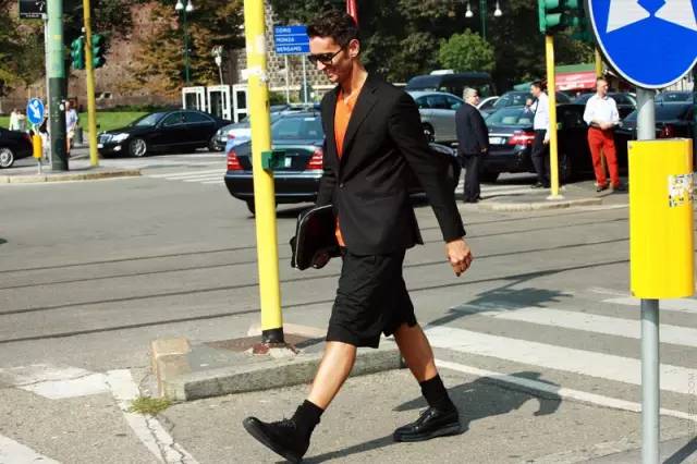 哪个大牌包包男士好看又实用,目前比较流行的男士包