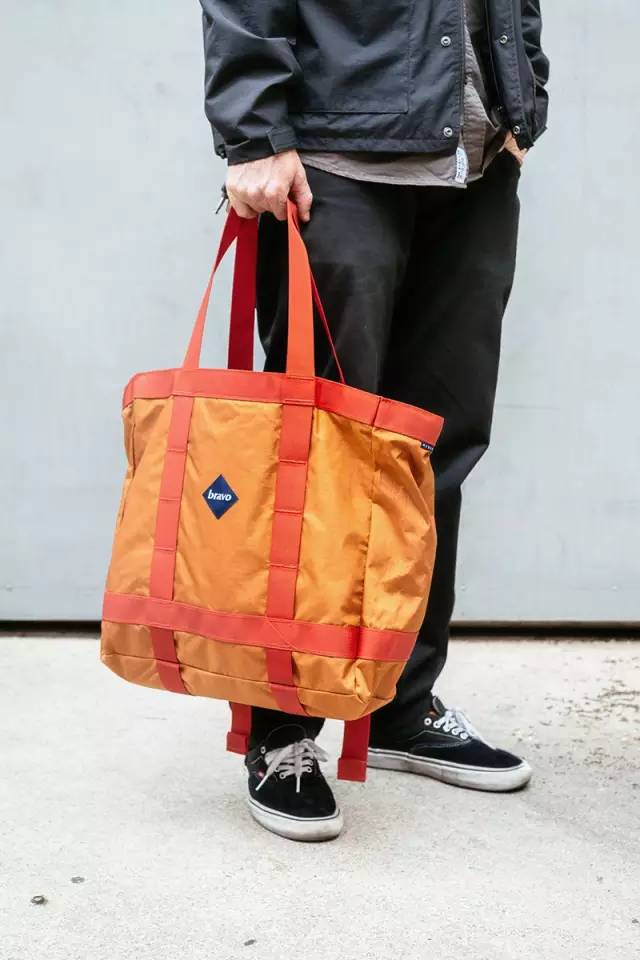 哪个大牌包包男士好看又实用,目前比较流行的男士包