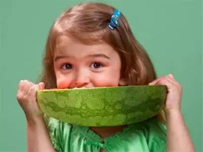 只坏一点点的苹果,只坏了一半的水果可以切下来吃吗