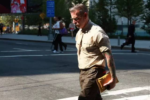 哪个大牌包包男士好看又实用,目前比较流行的男士包